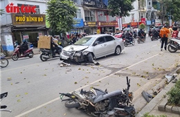 Ô tô đi ngược chiều gây tai nạn liên hoàn, 3 người bị thương nặng