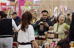 Thực phẩm Tết và đặc sản vùng miền 'đắt hàng' tại Hội chợ Mùa Xuân