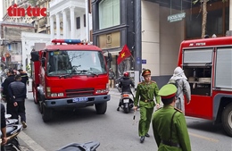 Cháy quán ăn trên phố Mai Hắc Đế