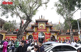 Dòng người tấp nập đi lễ chùa, mong một năm mới bình an