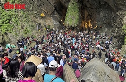  Hai ngày đầu năm, đã có 25.000 lượt khách du Xuân Chùa Hương