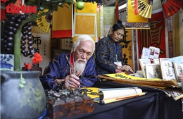 Mùng 2 Tết, xin chữ cầu may đầu Xuân tại Văn Miếu – Quốc Tử Giám