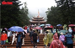 Du khách 'đội mưa' khai hội Chùa Hương 