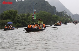Dừng hoạt động hết mùa lễ hội với lái đò bị tố vòi tiền, chặt chém