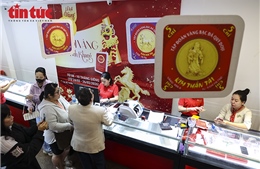 Xuyên đêm đội mưa rét chờ mua vàng ngày Vía Thần Tài