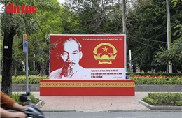 Cờ hoa rực đỏ khắp phố phường Hà Nội chào mừng ngày bầu cử