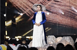 Nguyễn Thanh Hà làm vedette, lan tỏa thông điệp thời trang bền vững