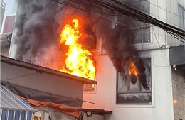 Hà Nội: Cứu 8 người thoát khỏi biển lửa trong ngõ Lĩnh Nam