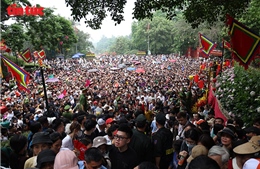 Người dân thành kính hướng về Đền Hùng trong ngày Giỗ Tổ
