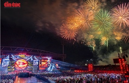 Rực rỡ màn pháo hoa tại chương trình nghệ thuật đặc biệt 'Âm vang Tổ quốc'
