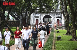 Thí sinh đổ về Văn Miếu dâng hương sau buổi làm thủ tục thi vào 10