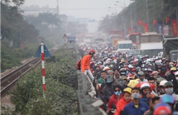 Ngày 27 Tết, Quốc lộ 1A cũ tắc nghẽn do lượng người đổ về quê quá đông