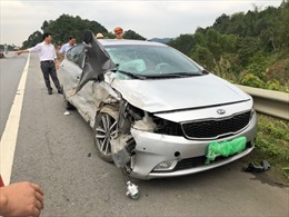 Hai ô tô đâm nhau nát đầu trên cao tốc Nội Bài -Lào Cai