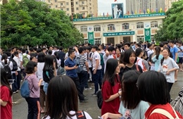 Trên 85.000 thí sinh Hà Nội tới trường làm thủ tục dự thi vào lớp 10 THPT