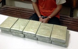 Bắt giữ đối tượng người Lào vận chuyển 30 bánh heroin