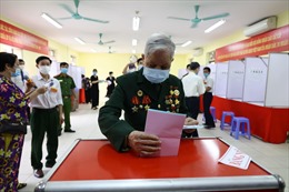 Hình ảnh những cử tri đầu tiên ở các điểm bầu cử tại Hà Nội bỏ phiếu bầu cử