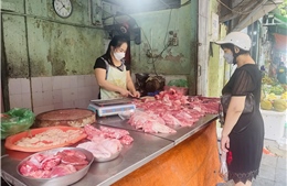 Thịt lợn đắt đỏ, hàng bán chậm vì sức mua yếu 