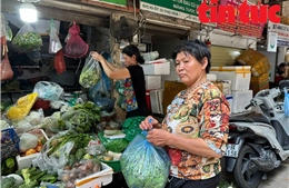 Nguồn cung khan hiếm do ảnh hưởng của bão số 3 khiến giá rau xanh tăng ‘chóng mặt’