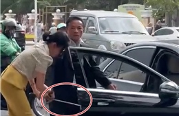 Hoang mang vụ lái xe Mercedes rút kiếm &#39;dọa&#39; nhân viên môi trường 