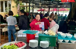 Hàng quán nhộn nhịp trong ngày đi làm đầu năm