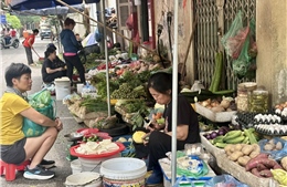 Giá xăng dầu liên tiếp hạ, thị trường hàng thiết yếu giảm chậm