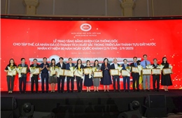 Trao Bằng khen cho tập thể, cá nhân tham gia Triển lãm ngành Ngân hàng tại sự kiện A80 