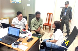  Ép mỏng hơn 1,5 kg ma tuý, cất giấu trong quần áo và túi đồ ăn 