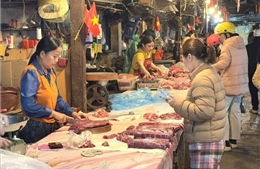 Nguồn cung hàng hóa tại các chợ tăng, sức mua thấp 