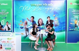 Đi siêu thị mở thẻ VPBank, ghé bến Ninh Kiều xem concert