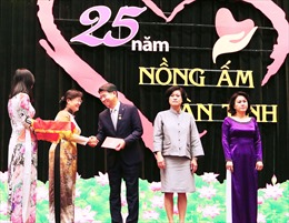 Tặng Huy hiệu TP. Hồ Chí Minh cho Tổng giám đốc Hanwha Life Việt Nam 