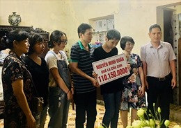 Trao tiền từ thiện cho gia đình nạn nhân vụ tai nạn ở hầm Kim Liên