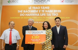 Hanwha Life Việt Nam tặng 3.257 thẻ bảo hiểm y tế cho người nghèo 