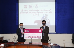 Ví MoMo trao tiền quyên góp ủng hộ 225 triệu cho sinh viên Trường Đại học Y Hà Nội