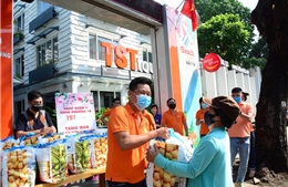TST tourist trao quà cho nhiều gia đình khó khăn vì dịch bệnh COVID-10