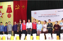 Sun Life Việt Nam trao quà cho các gia đình bị ảnh hưởng bởi dịch COVID-19