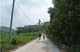 Người dân tự nguyện hiến đất làm đường xây dựng nông thôn mới ở xã miền núi Đông Thọ (Tuyên Quang)