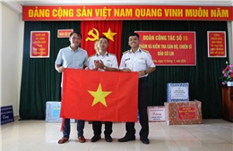 Đoàn Cơ sở Cơ quan TTXVN khu vực miền Trung- Tây Nguyên tặng cờ Tổ quốc cho các chiến sĩ Trường Sa