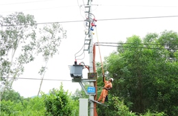 Gắn biển công trình chào mừng 50 năm thành lập Tổng công ty Điện lực miền Trung