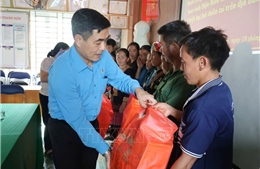 Ủy ban MTTQ Việt Nam tỉnh Điện Biên trao quà hỗ trợ bà con xã Xa Dung bị thiệt hại do mưa lũ