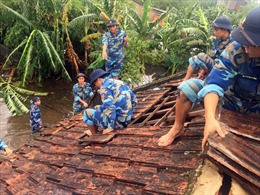 Hải đội 102/BTL Vùng CSB 1 giúp dân khắc phục hậu quả cơn bão số 3