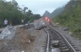 Sạt lở núi đá vôi tại Quảng Bình: Đã cẩu được 3 khối đá lớn ra khỏi đường sắt