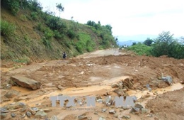 Kon Tum: Sạt lở nghiêm trọng, hàng chục nghìn mét khối đất, đá tràn xuống tỉnh lộ 674