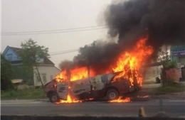 Đầu kéo xe container bị cháy rụi khi đang lưu thông trên cao tốc Nội Bài - Lào Cai