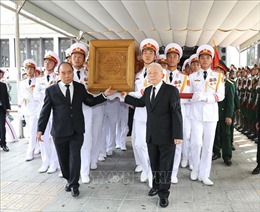 Tổng Bí thư Nguyễn Phú Trọng và Thủ tướng Nguyễn Xuân Phúc đưa linh cữu nguyên Tổng Bí thư Đỗ Mười ra xe tang