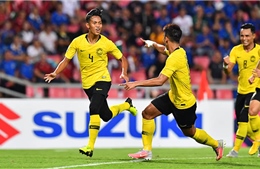 Truyền thông ca ngợi tuyển Malaysia, chê cú &#39;bắn chim&#39; đau đớn của Adisak