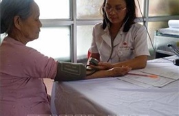 Nữ y sỹ đa năng ở vùng lũ Chương Mỹ, Hà Nội
