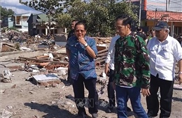 Tổng thống Indonesia đến Palu, người dân vây quanh kêu gọi trợ giúp