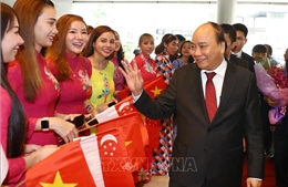 Thủ tướng Nguyễn Xuân Phúc đến Singapore dự Hội nghị Cấp cao ASEAN 