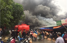 Cháy lớn kho hàng gần chợ Vinh, ước tính thiệt hại nặng nề