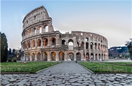 Du khách bị bắt vì gỡ gạch từ di tích đấu trường Colosseo làm kỷ niệm